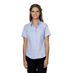 חולצה מכופתרת שרוול קצר לנשים - תכלת